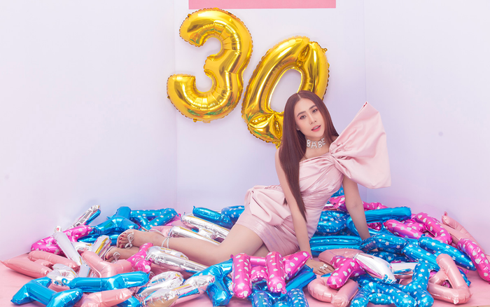 Hồ Bích Trâm mặc váy siêu ngắn đón tuổi 30 Ảnh 2