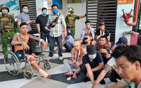 Mâu thuẫn sau tiệc cưới, nhóm côn đồ chặn đầu ô tô 16 chỗ truy sát nhiều người ngay trên đường Ảnh 2