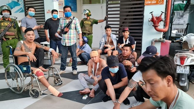 Những người đi trên xe 16 chỗ bị thương sau vụ hỗn chiến. Ảnh: Báo Công lý