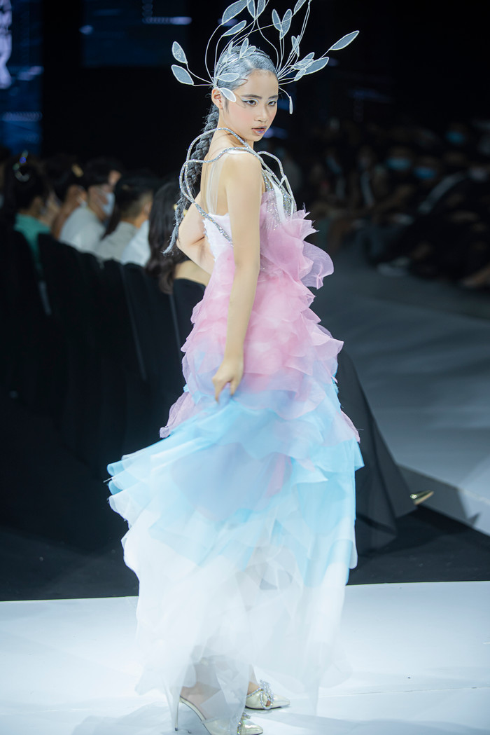 Mẫu nhí biến hóa đa sắc màu, liên tục 'cân trọn' vị trí first face Ảnh 6