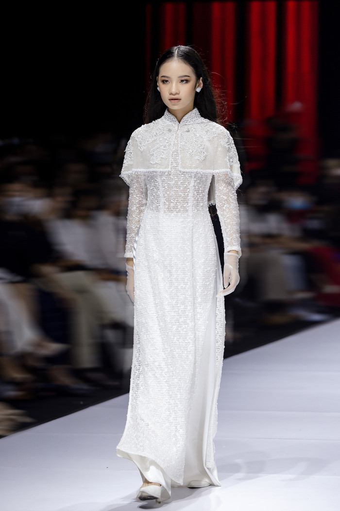 Mẫu nhí biến hóa đa sắc màu, liên tục 'cân trọn' vị trí first face Ảnh 9