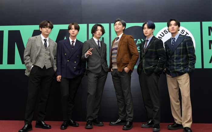 Diện trang phục 'già đi cả chục tuổi', stylish của BTS nhận ý kiến trái chiều Ảnh 2