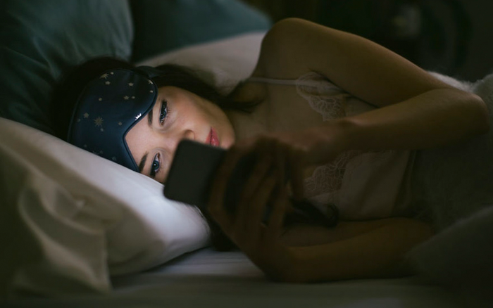 Hiểm họa khôn lường từ thói quen nằm nghiêng dùng điện thoại mà nhiều người đang mắc phải Ảnh 2