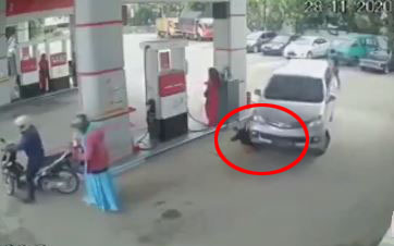 Clip: Để con đứng 1 mình lúc đổ xăng, người mẹ đau đớn chứng kiến cảnh con bị ô tô nuốt vào gầm Ảnh 2