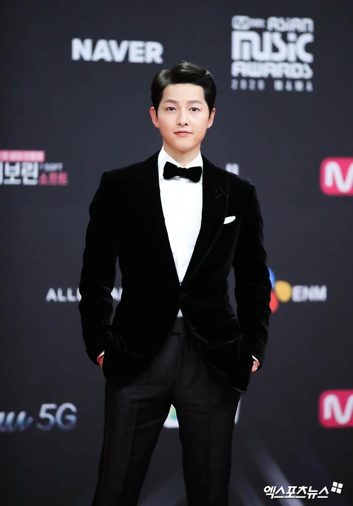 'MAMA 2020': Song Joong Ki rạng rỡ trên thảm đỏ cùng TWICE - GOT7, Jessi khoe vòng ba phản cảm Ảnh 43