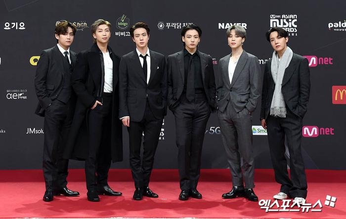 Thảm đỏ 'MAMA 2020': Song Joong Ki đọ sắc BTS - Got7, TWICE áp đảo dàn nữ, Jessi khoe vòng ba phản cảm Ảnh 12