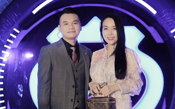 Mới hạ sinh đôi hơn 1 tháng, vợ Khắc Việt đã 'tháp tùng' ông xã đi biểu diễn Ảnh 2