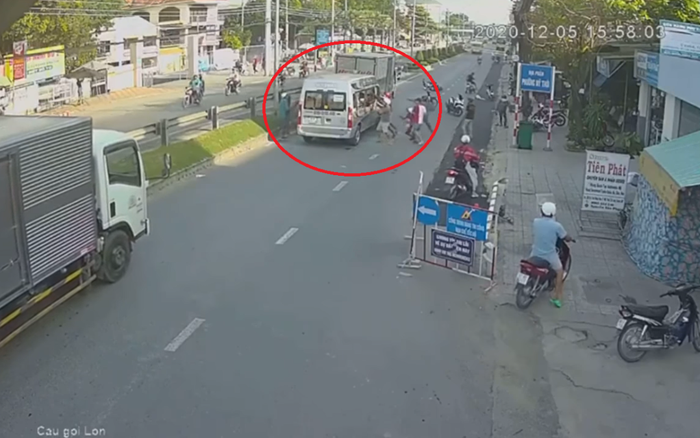 Clip: Cận cảnh vụ hỗn chiến kinh hoàng ngay trên Quốc lộ 91 khiến dân mạng khiếp sợ Ảnh 2