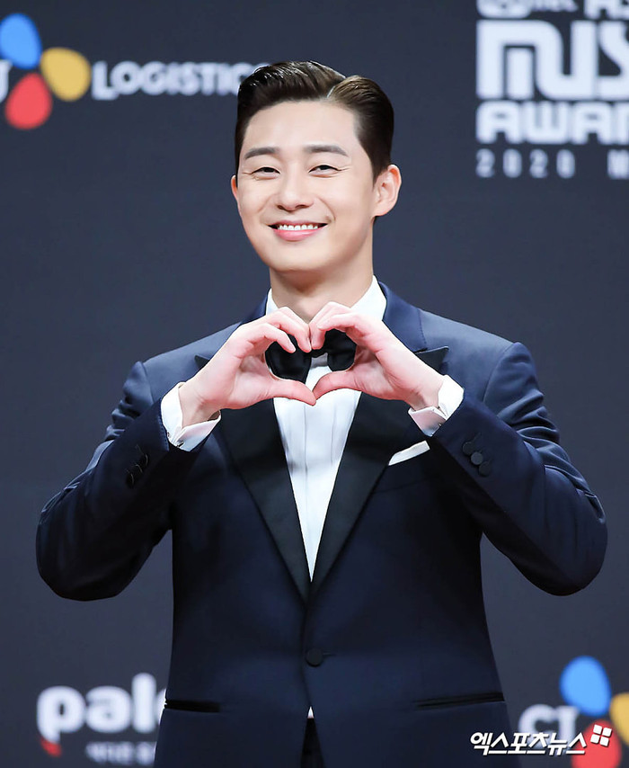 'MAMA 2020': Sooyoung bị bạn trai ghẻ lạnh, Park Ha Sun lộ vòng 3 phản cảm, Park Seo Joon tái hợp với V Ảnh 2