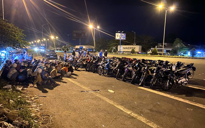 Tụ tập đua xe trên đường dẫn cầu Cần Thơ lúc rạng sáng, hàng chục thanh niên bị vây bắt Ảnh 2