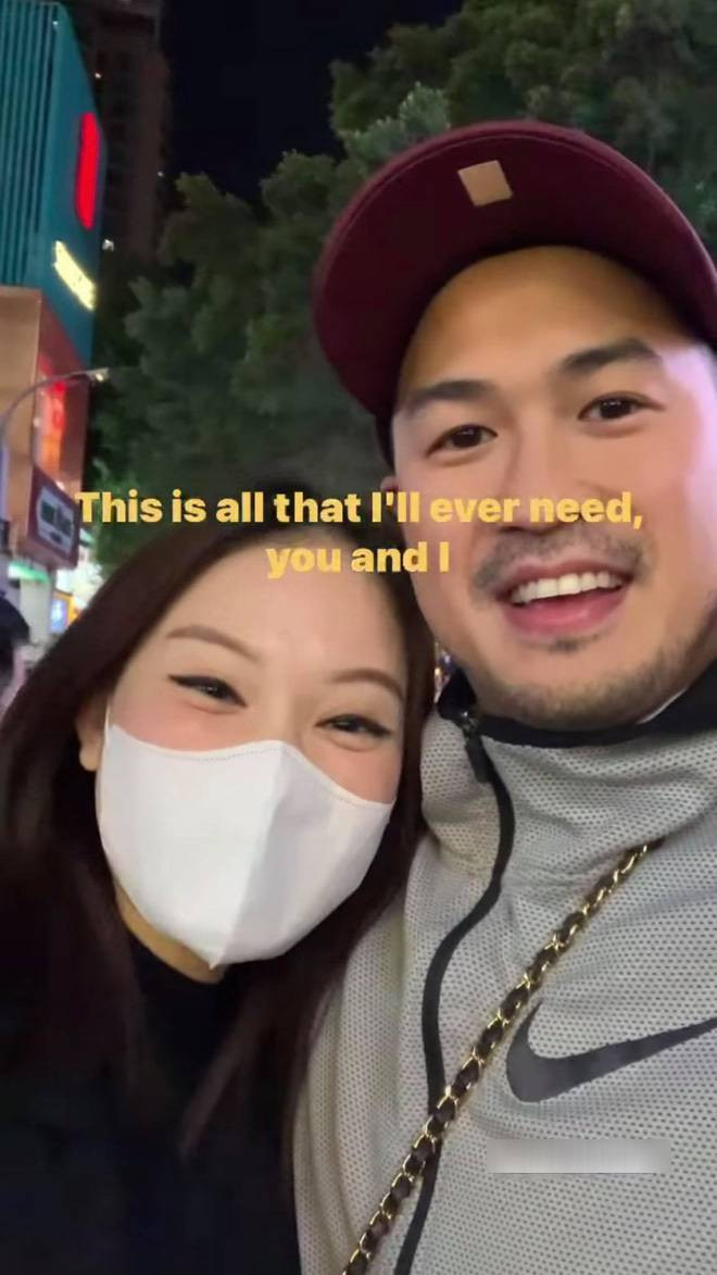 Phillip Nguyễn không ngần ngại đeo túi xách cho bạn gái.