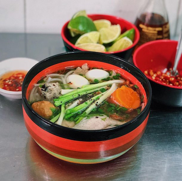 Tô bánh canh đủ vị tại chợ Hồ Thị Kỷ