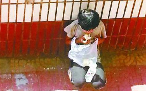 Bị bạo hành nhiều năm nhưng vẫn muốn sống với mẹ, bé trai đưa ra lý do khiến trái tim nhiều người tan nát Ảnh 2