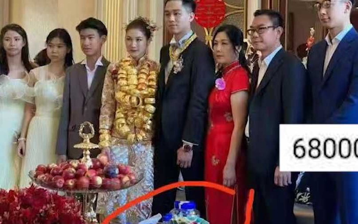 Cô dâu vàng đeo trĩu cổ trong đám cưới, nhìn sang giá 1 chai nước khoáng để đãi khách còn choáng hơn Ảnh 2