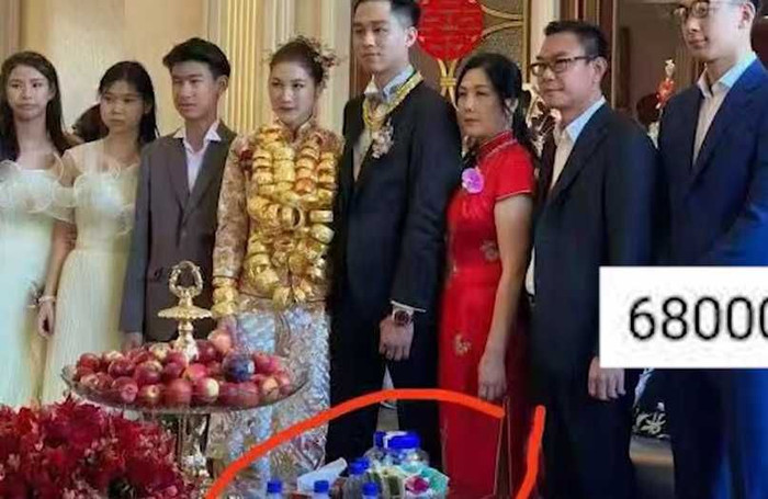 Cô dâu đeo vàng trĩu cổ, trên tay cũng đeo đầy vàng. 