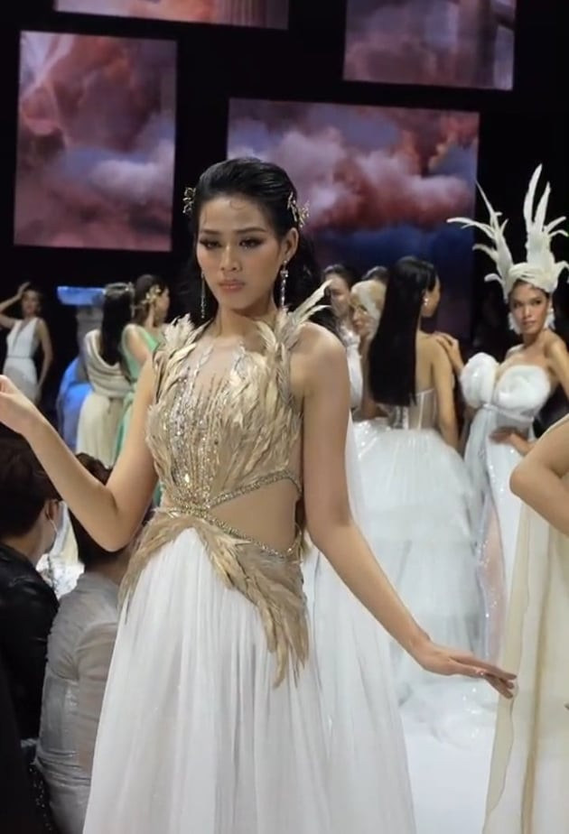 Hóa nữ thần trong show thời trang nhưng Đỗ Thị Hà lại lộ vẻ mệt mỏi, kém sắc khiến fans lo lắng 