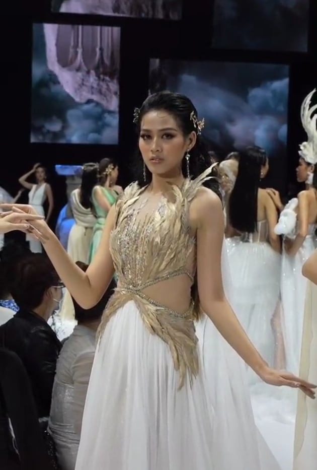 Nhiều người cho rằng có lẽ do lịch trình hoạt động dày đặc sau đêm đăng quang đến giờ nên Đỗ Thị Hà mới trông mệt mỏi và kém sắc đến vậy