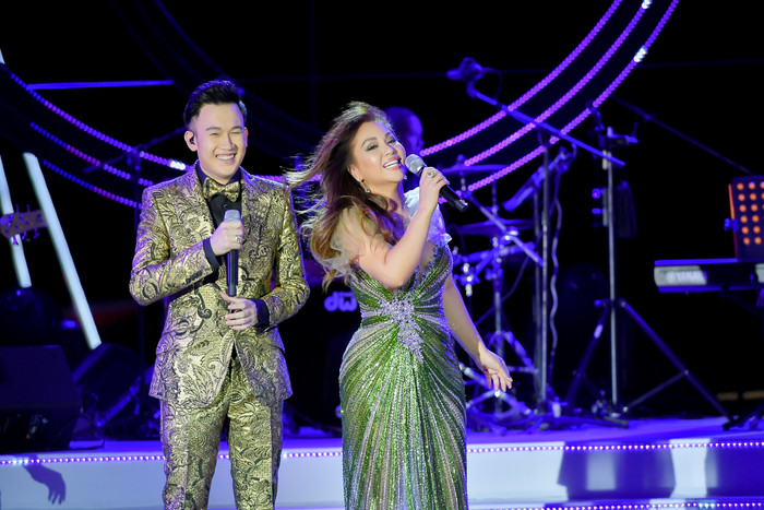 Dương Triệu Vũ bật khóc, cùng anh trai Hoài Linh hát tặng bố mẹ trong liveshow 'Dạ Nguyệt' Ảnh 7