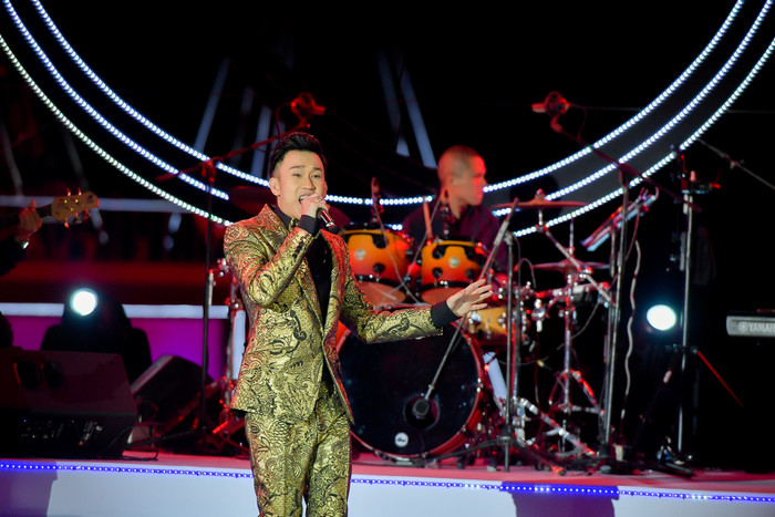 Dương Triệu Vũ bật khóc, cùng anh trai Hoài Linh hát tặng bố mẹ trong liveshow 'Dạ Nguyệt' Ảnh 10