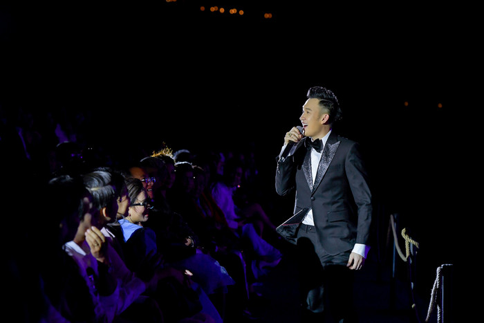 Dương Triệu Vũ bật khóc, cùng anh trai Hoài Linh hát tặng bố mẹ trong liveshow 'Dạ Nguyệt' Ảnh 15