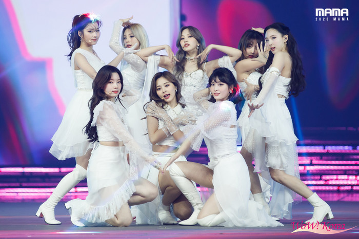 Twice biểu diễn I Can't Stop Me và More & More.