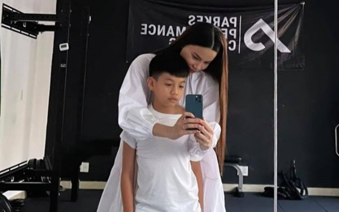 Hà Hồ khoe ảnh chụp cùng Subeo, dân mạng 'choáng' vì chiều cao của cậu bé sắp 'vượt mặt' mẹ Ảnh 2