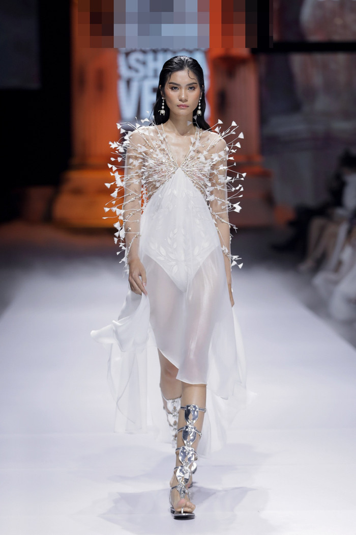 Đỗ Mỹ Linh diện váy 40 kg, đọ sắc cùng Đỗ Thị Hà, Phương Anh, Ngọc Thảo Ảnh 15