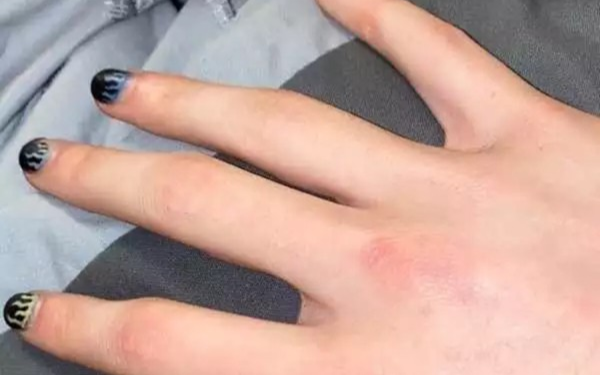 Sơn móng tay đến trường, nam sinh bị đình chỉ học tập Ảnh 2