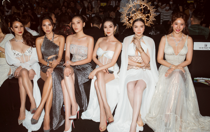 Lý Nhã Kỳ hóa nữ thần rắn, úp mở vòng 1 'chặt chém' giữa dàn mỹ nhân Ảnh 2