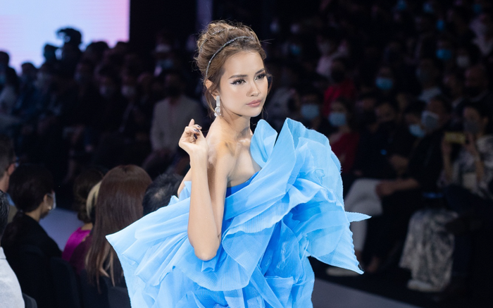 Hoa hậu Ngọc Châu diện váy xếp nếp ấn tượng, làm 'nàng tiên xanh' mở màn show thời trang Ảnh 2