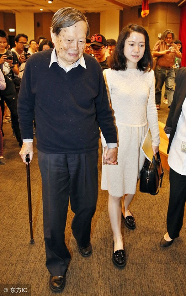 Lúc nào ông Dương cũng nắm tay vợ.&nbsp;