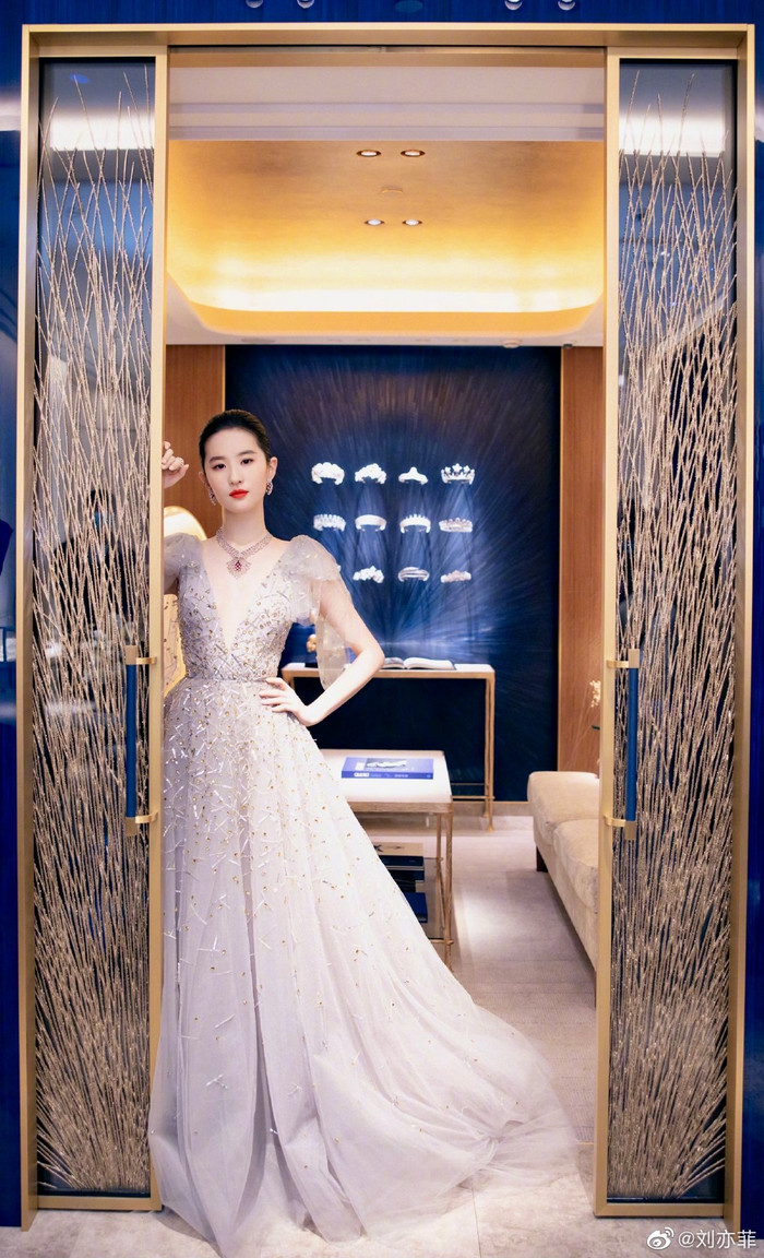 Khác với đàn chị xứ Hàn có vòng 1 đẫy đà thì nàng đại sứ Trung Quốc có vòng 1 khiêm tốn hơn trong các váy áo 