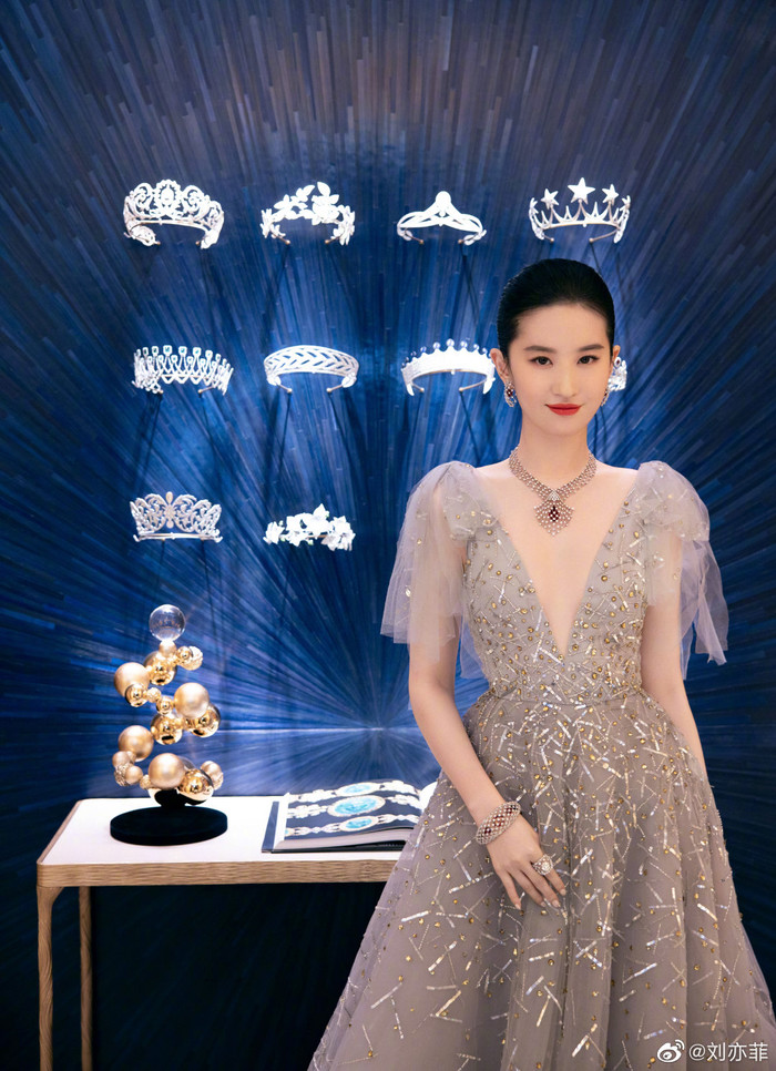 Nhưng nếu nhìn tổng thể để so sánh thì Song Hye Kyo vẫn ít nhiều lấn át hơn đàn em xứ Trung 