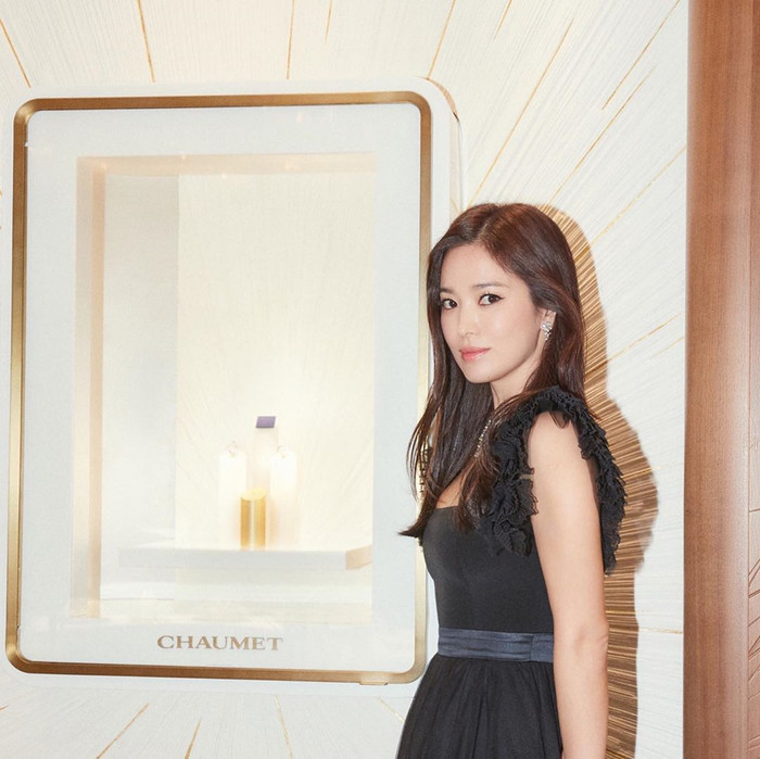 Trong một sự kiện khác của hãng diễn ra tại Hàn Quốc, Song Hye Kyo tiếp tục khoe nhan sắc trời phú  cùng tone makeup nhẹ nhàng tựa sương mai 