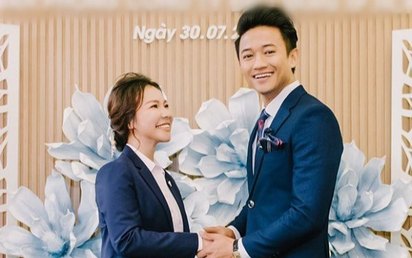 Diễn viên Quý Bình bất ngờ lên xe hoa cùng bà xã doanh nhân hơn tuổi Ảnh 2