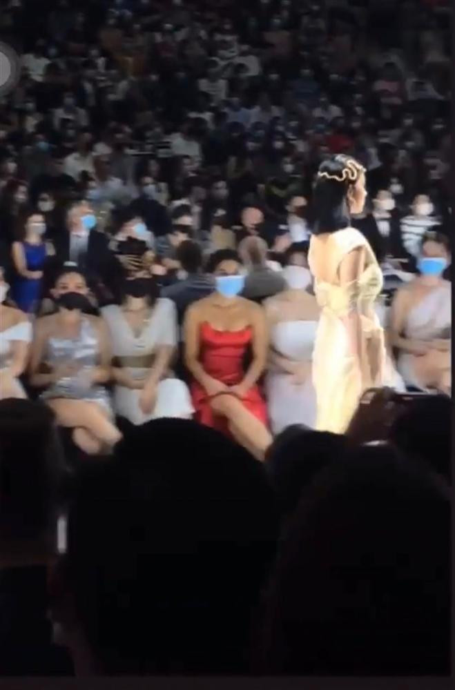 Khách mời lẫn dàn sao nữ đều diện dresscode của show diễn này là tone màu trắng, bạc nhưng cô gái này lại diện một chiếc váy đỏ nổi bần bật