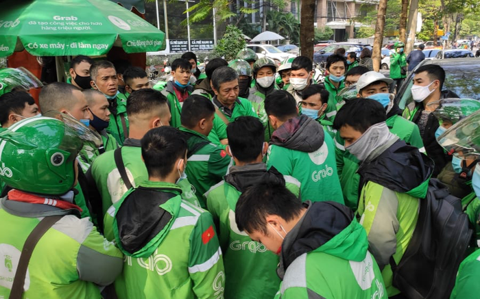 Grab lên tiếng sau vụ hàng trăm tài xế tắt app, căng băng rôn phản đối tăng giá cước Ảnh 2