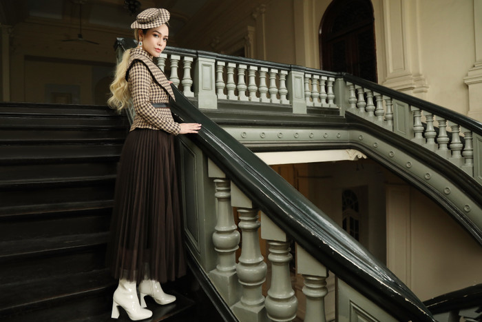 Nhật Kim Anh hóa quý cô nước Anh sang chảnh, tất bật với công việc hậu phẫu thuật thanh quản Ảnh 6