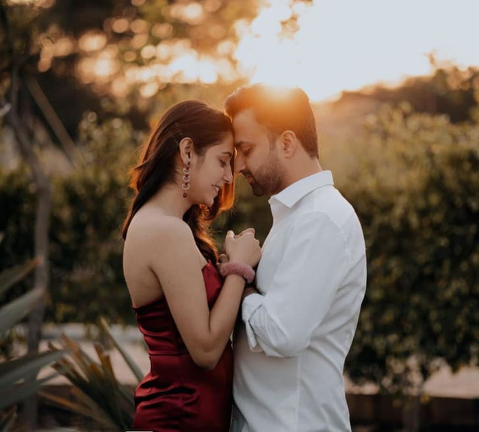 Reetika Bharadwaj và Sahil Atri, trong một buổi chụp hình trước đám cưới, đã cắt danh sách khách mời xuống còn 200 người.