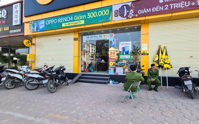 Kẻ lạ mặt xông vào đâm bảo vệ cửa hàng thế giới di động trọng thương, cướp nhiều điện thoại Ảnh 2