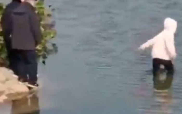 Không biết bơi, 4 cảnh sát đứng nhìn nữ sinh chết đuối Ảnh 2