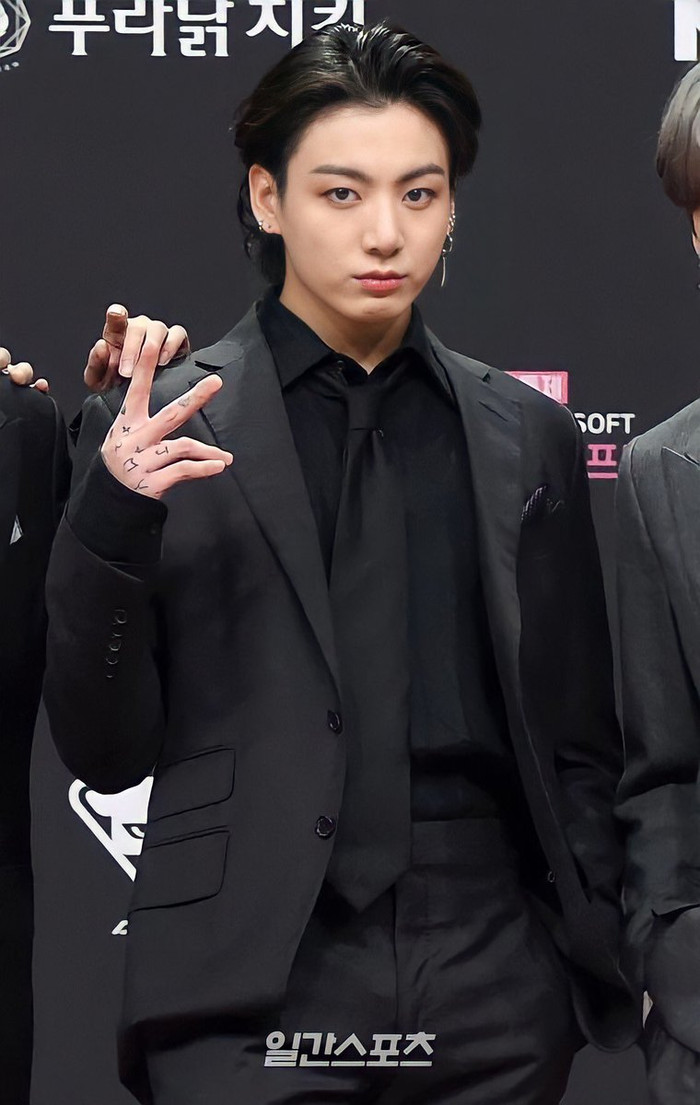 Một lần nữa để tóc dài, Jungkook (BTS) được khen hay chê? Ảnh 1