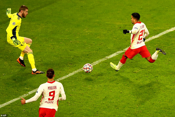 Bước sang hiệp hai, HLV Solskjaer tung Van de Beek vào sân giúp lối chơi của MU trở nên sáng sủa hơn. Nhưng sau khi Bruno sút dội xà ngang ở phút 66, De Gea lần thứ 3 phải vào lưới nhặt bóng.