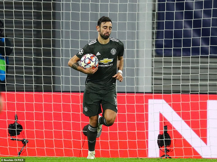 Trên chấm 11m, Bruno không mắc sai lầm đánh bại thủ thành Gulacsi.