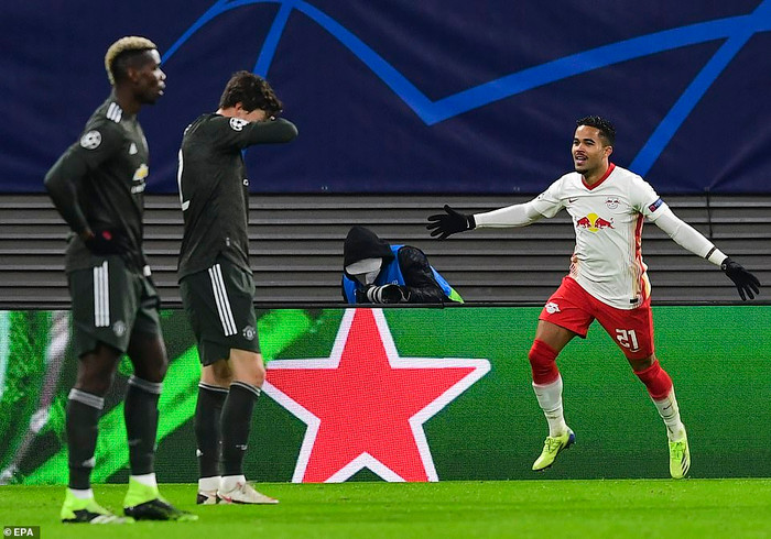 Một quả tạt của Angelino chạm đồng đội đổi hướng về phía khu 5m50 MU, nhưng Maguire lại thả bóng giúp cầu thủ vào sân từ ghế dự bị Justin Kluivert dễ dàng hạ gục De Gea ở pha đối mặt. 