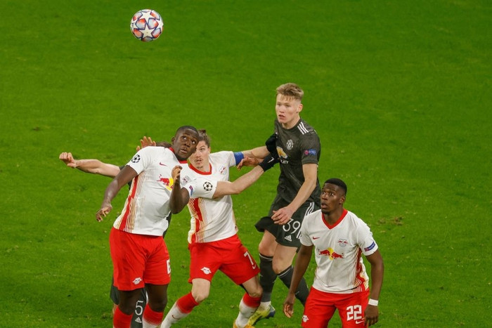 Trong hiệp một, lẽ ra tỷ số đã là 3-0 nếu như cú sút của Forsberg phút 17 không đi chệch cột và sau đó ở phút 30, Orban đệm bóng cận thành tung lưới De Gea nhưng VAR đã can thiệp bắt lỗi việt vị cầu thủ Leipzig.