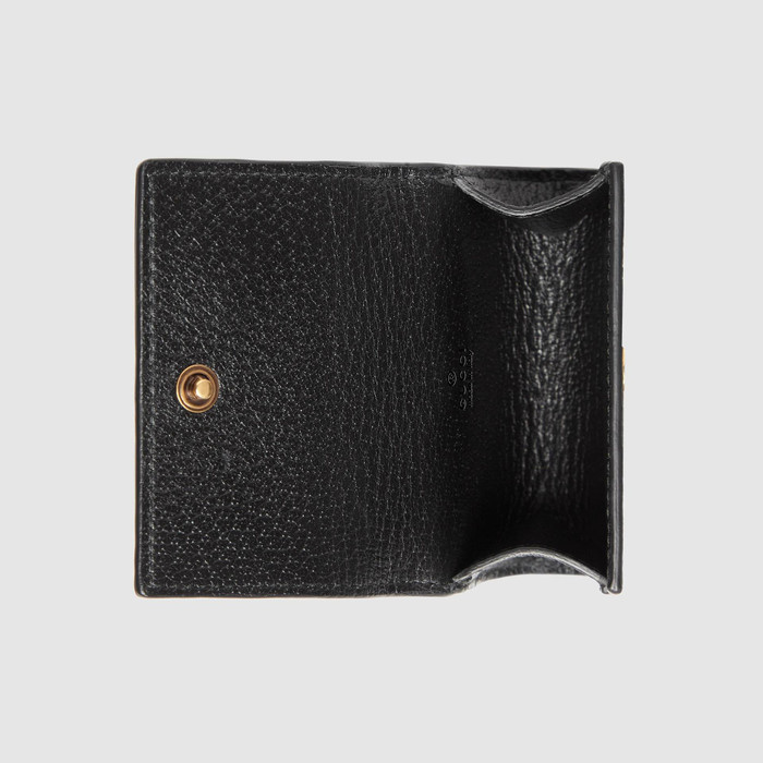 Bên trong Gucci GG Marmont AirPods Case cũng được bao phủ hoàn toàn bằng da đen. Sản phẩm được thiết kế để dễ dàng đóng / mở bằng nút bấm. (Ảnh: Gucci)