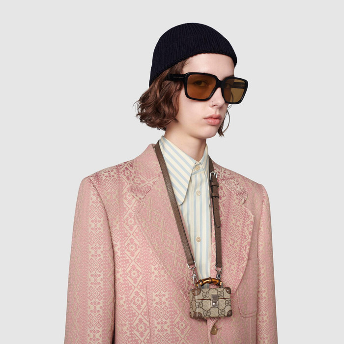 Sản phẩm đầu tiên là Gucci AirPods Pro Case với thiết kế dạng vali, giá bán chính thức là 1.100 USD, tức khoảng 25,5 triệu đồng. Với mức giá này, người dùng đã có thể mua được vài chiếc AirPods Pro. (Ảnh: Gucci)