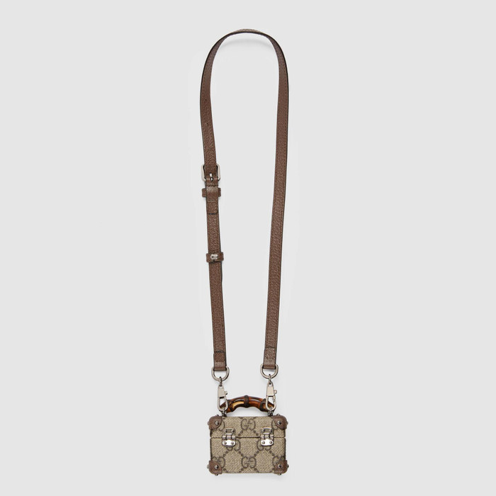 Gucci AirPods Pro Case được làm bằng chất liệu vải GG Supreme canvas trứ danh của Gucci, kết hợp với da và kim loại. (Ảnh: Gucci)