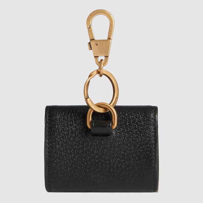 Người dùng có thể đeo nó vào thắt lưng hoặc túi xách, nhờ vào móc cài ở đầu trên của bao da. (Ảnh: Gucci)